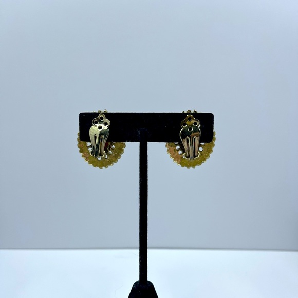 Gorgeous and Unique Vintage Cameo Upside Down Clip On Earrings - Picture 4 of 7